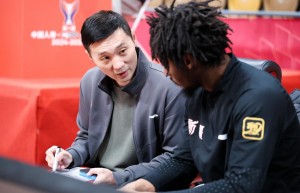 新疆男篮全队备战，迎接激烈比赛